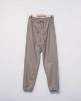 【2021 Fall & Winter NEW Arrivals】A blendsフェイクレザーラムスキンジョガーパンツ - A blends official | ブランド公式オンラインストア